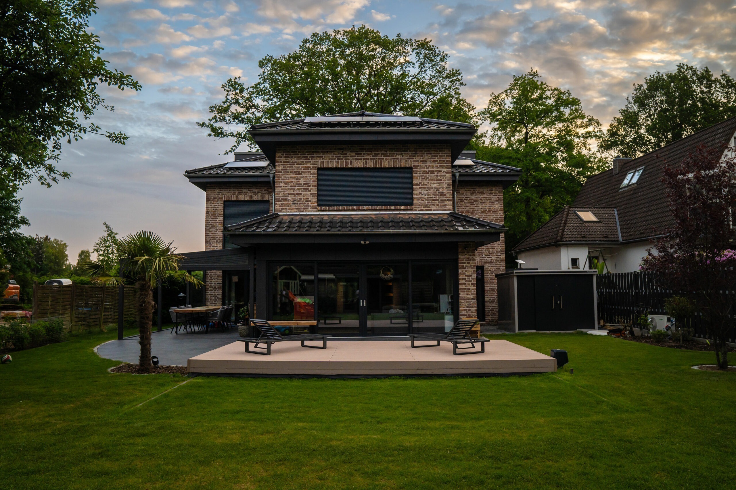 hochwertiges auffahrbares pooldeck im garten einer luxus Villa